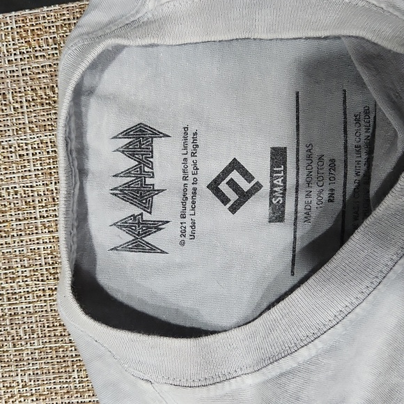 Def Leapord tee bringing on the heartbreak - Picture 2 of 3